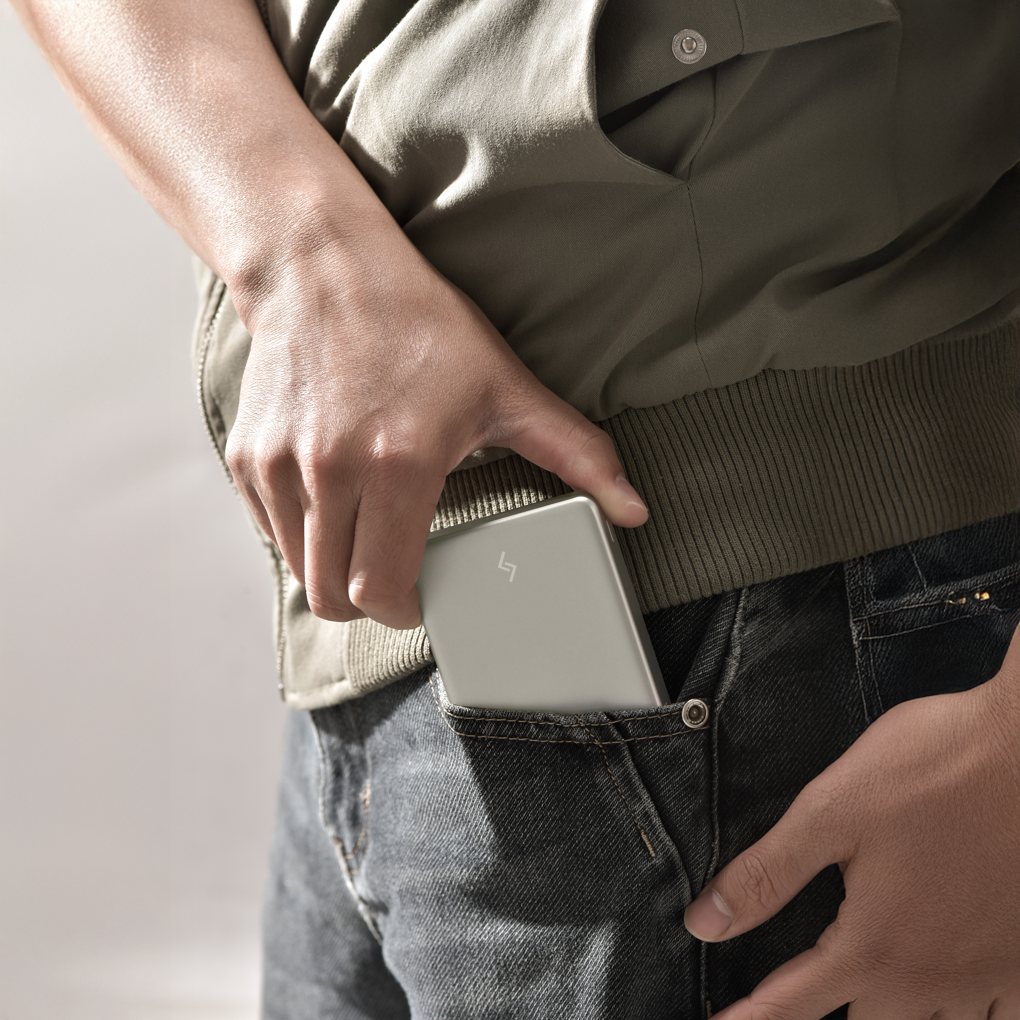 Amppack 10,000mAh Magnetic Fast Charging Wireless Powerbank